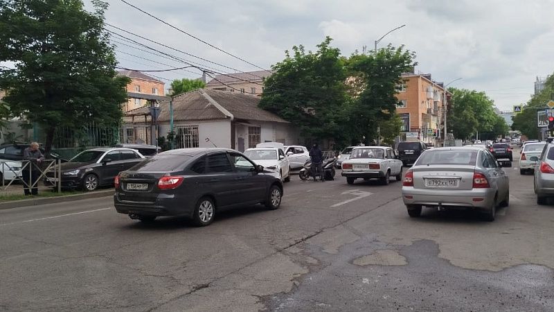 Скутер влетел в легковушку в Краснодаре