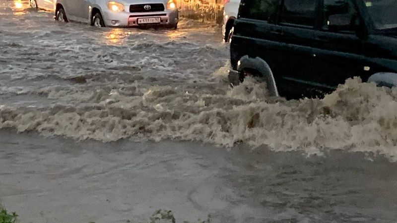 Водителю может грозить штраф за облитого из лужи пешехода