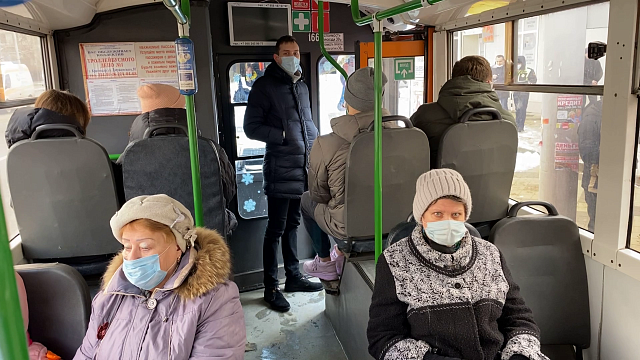 В Краснодаре во время масочных рейдов в общественном транспорте пассажирам напоминают о штрафах