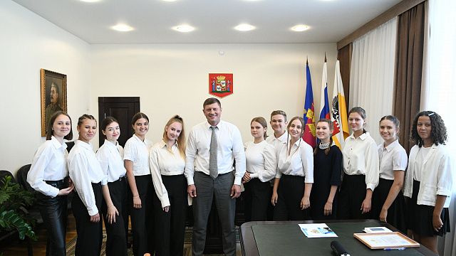 Андрей Алексеенко встретился со школьниками и ответил на их вопросы. Фото: Александр Райко