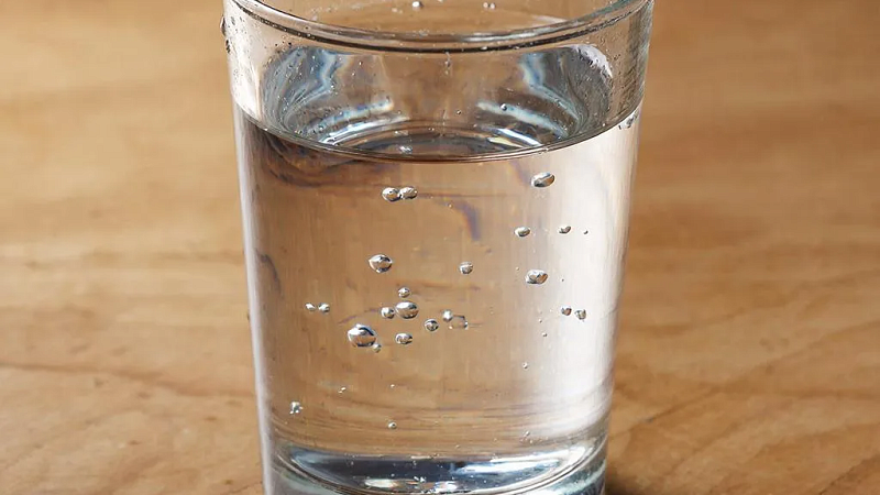 Врач Александр Мясников предупредил об опасности чрезмерного употребления воды