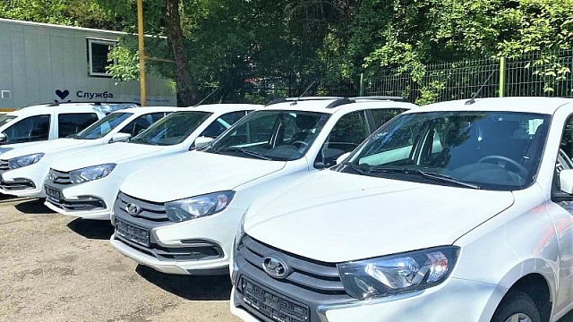 В сочинскую поликлинику закупили 4 новых служебных автомобиля. Фото: пресс-служба администрации Краснодарского края