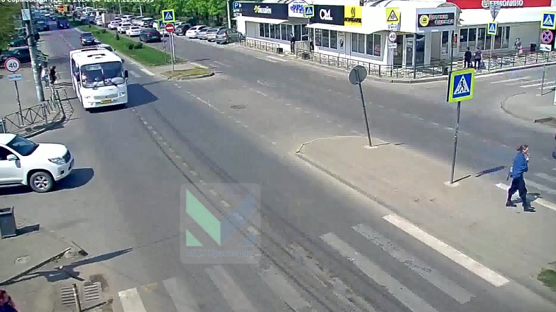 В Краснодаре на улице Сормовской светофор упал на женщину 