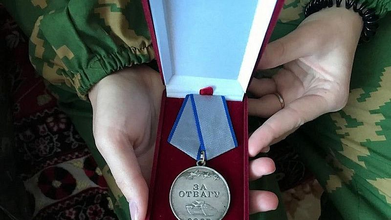 Краснодарец ремонтировал старый радиоприемник и обнаружил в нем советскую медаль «За отвагу»