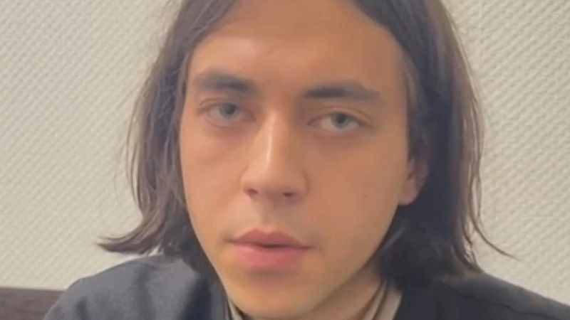 Признаниями в любви расписал военные баннеры ко Дню Победы парень из Петербурга