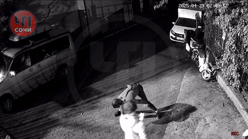 Подростка задержали за нанесение экстремистской надписи на асфальт в Сочи