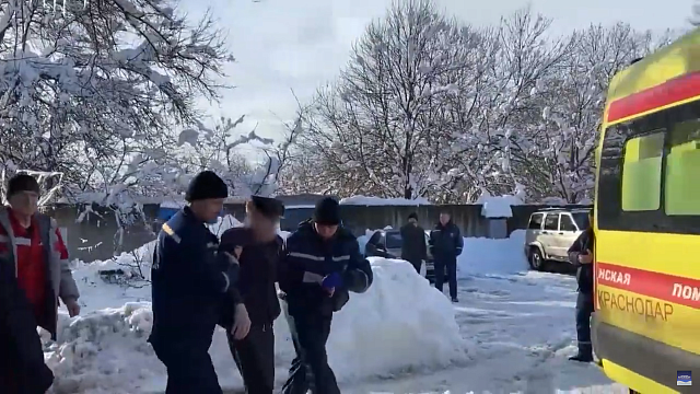 В районе парка 30-летия Победы в Краснодаре человек провалился под лёд 