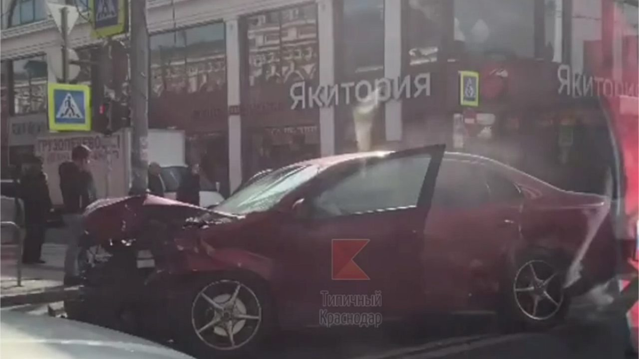 Авария с участием автомобиля ДПС в Краснодаре Фото: @krd_tipich_ru