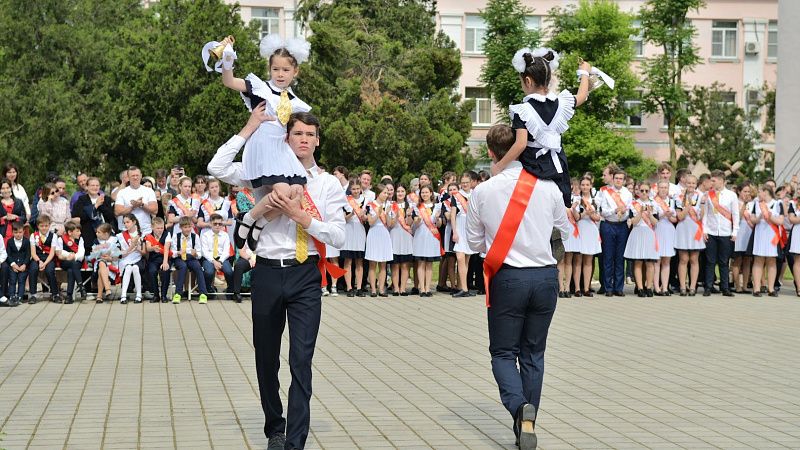 В школах Краснодара усилят меры безопасности во время Последнего звонка
