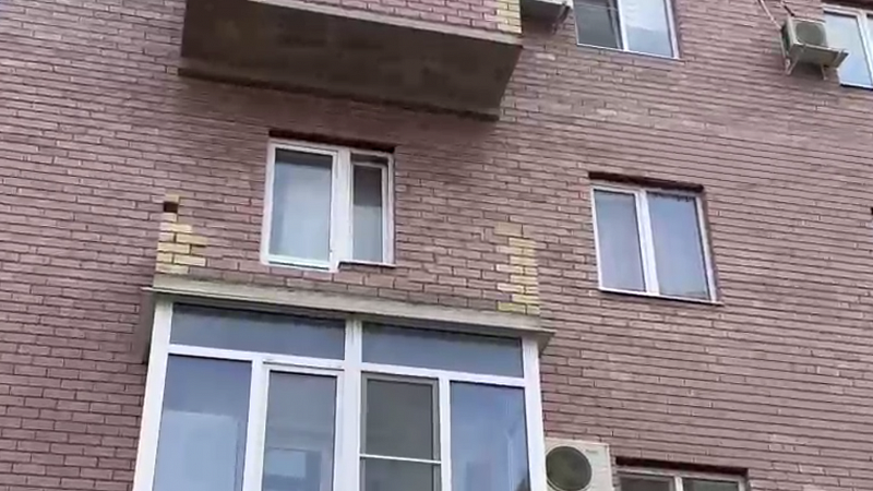 В Краснодаре обрушился балкон многоэтажки, есть пострадавшие  