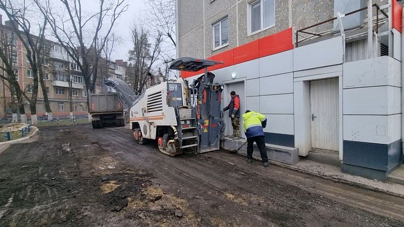 Дорожники начали менять асфальт на внутриквартальных территориях Краснодара