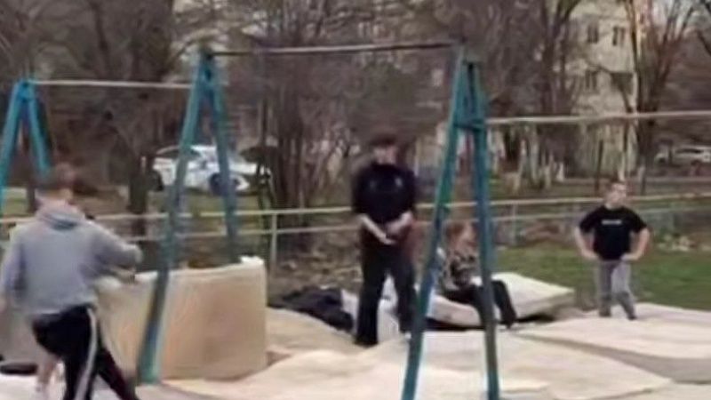 Подростки с помощью старых матрасов сделали воркаут-зону во дворе Краснодара