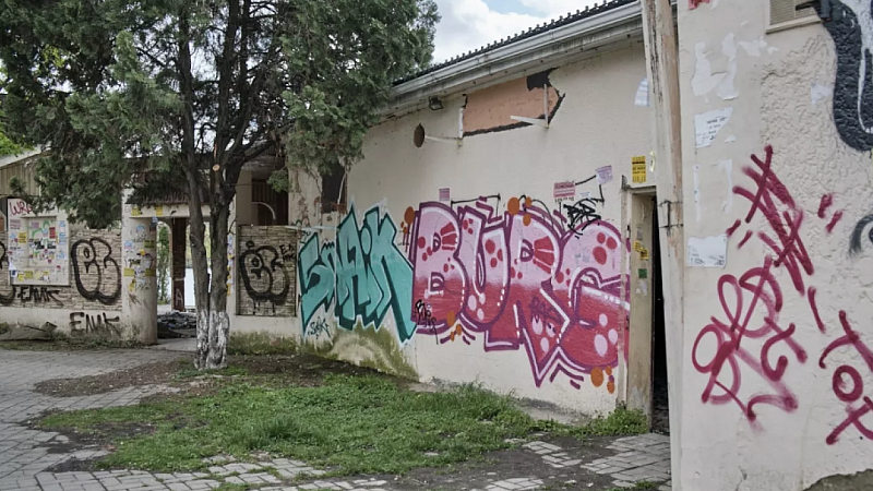 Дмитриевский сквер Краснодара очистят от мусора и граффити 