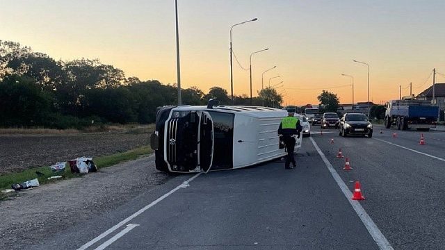 Микроавтобус с пассажирами перевернулся под Анапой из-за уснувшего водителя