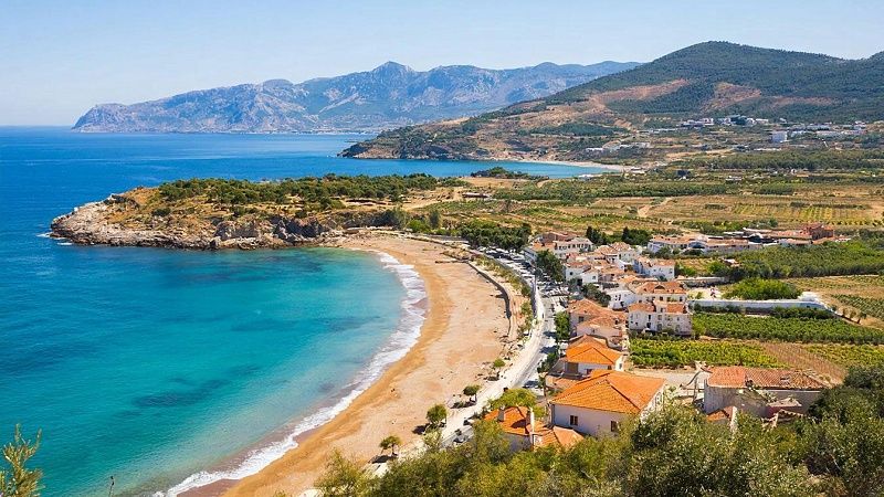 Тяжело ковыляющую Аллу Пугачёву заметили без семьи на Кипре 