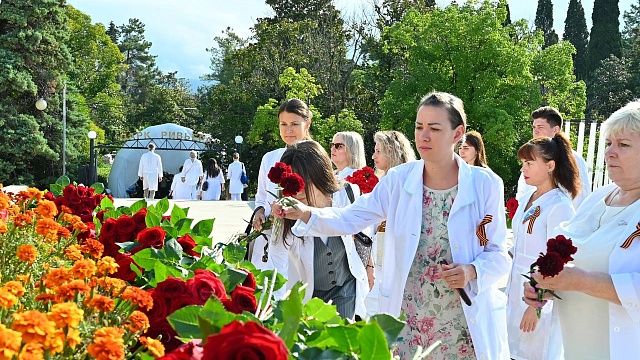 Сочинцы почтили память врачей, спасавших жизни раненых в годы ВОВ. Фото: t.me/agproshunin/90