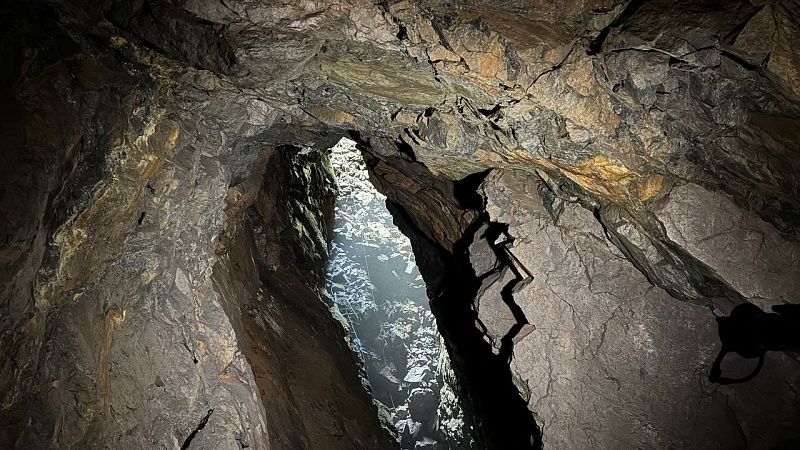 Заметный из космоса гигантский разлом в Челябинской области показали изнутри