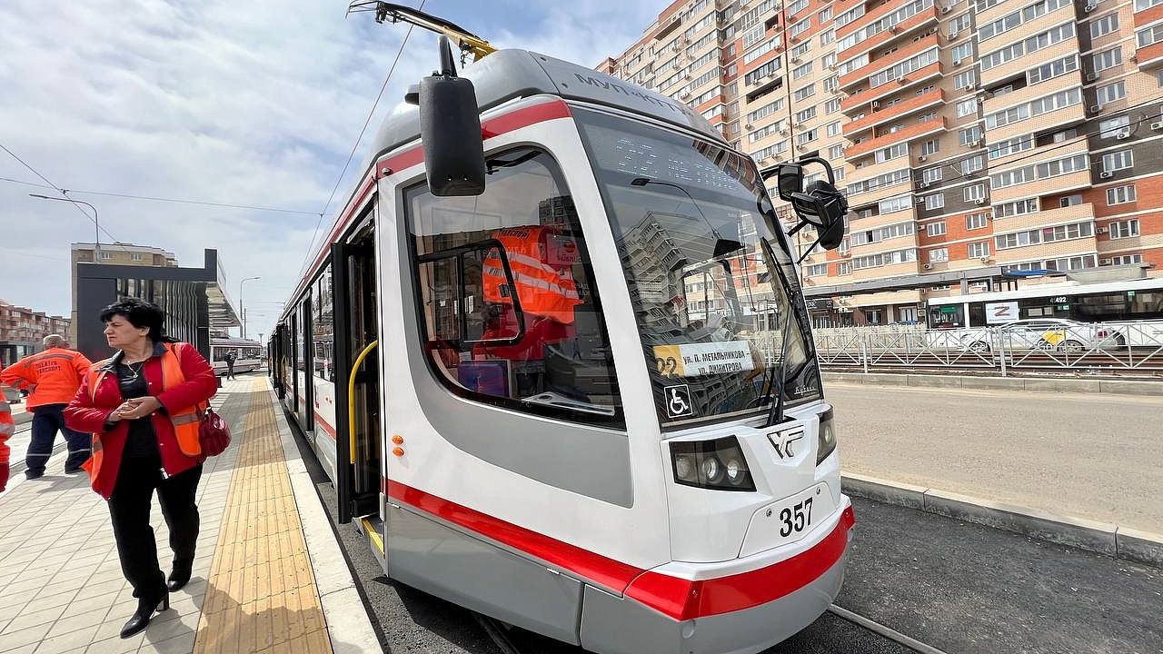 Партию из 15 трамваев с кондиционерами и USB-зарядками получил Краснодар