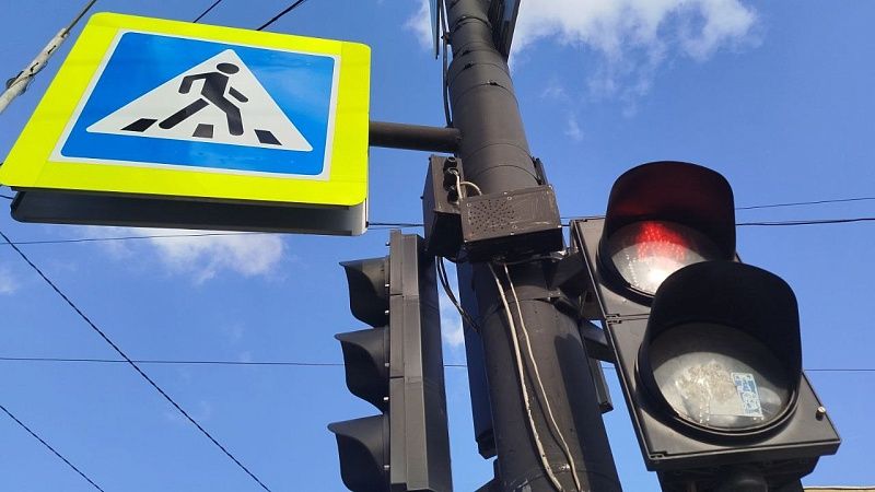 Проехавший на красный самокатчик едва не попал под колеса авто в Краснодаре