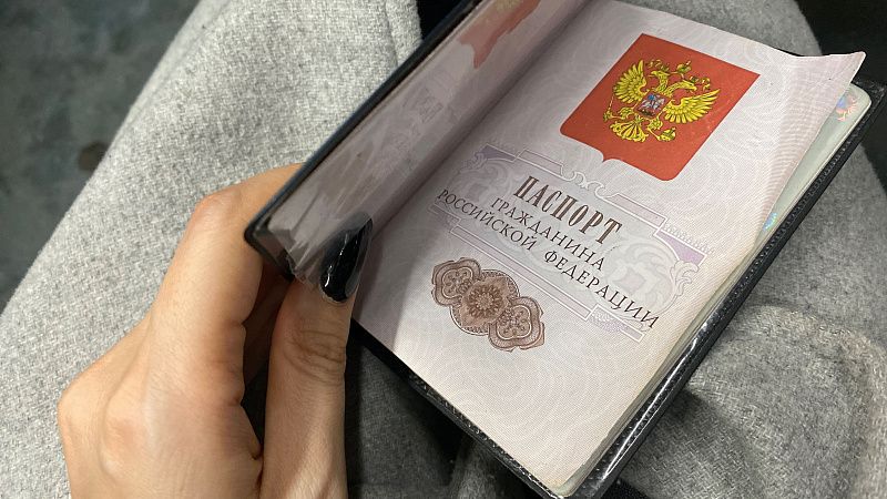 В России предложили ввести уголовную ответственность за надругательство над паспортом 