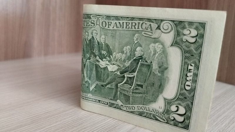 Пассажира с незадекларированной валютой задержали в аэропорту Сочи