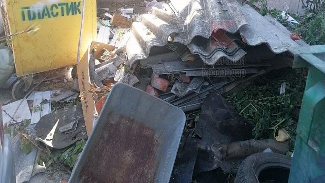 В Краснодаре мужчина нарушил закон, выгрузив строительный мусор на контейнерной площадке 