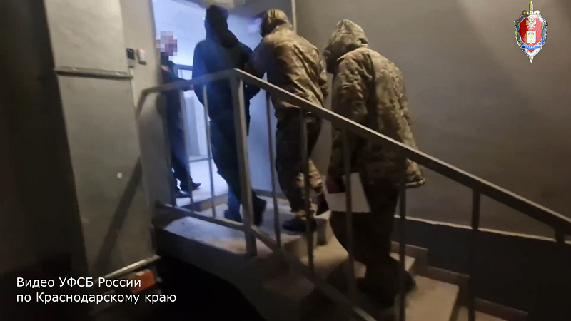 Появилось видео задержания подозреваемого в поджоге подстанции на Кубани