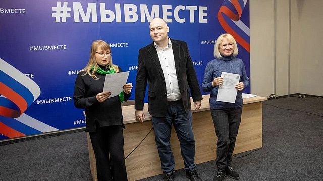 Семьям из Херсонской области вручили жилищные сертификаты. Фото: пресс-служба администрации Краснодарского края