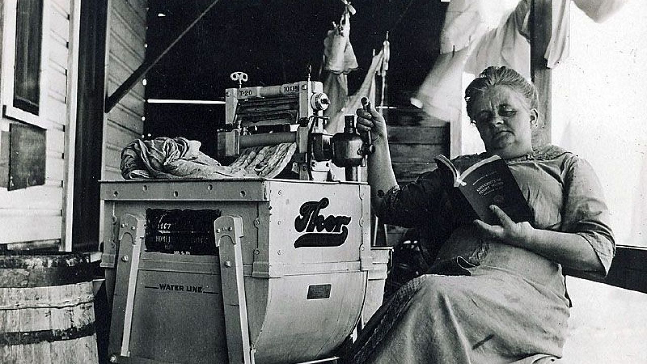 Домохозяйка и первая электрическая стиральная машина. Итонвиль, Флорида, США, 1910 год. Фото: congregatio.livejournal.com