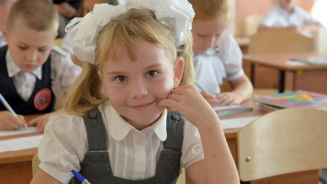 В России начались выплаты нового ежемесячного пособия на детей от 8 до 17 лет. Рассказываем, как их можно получить