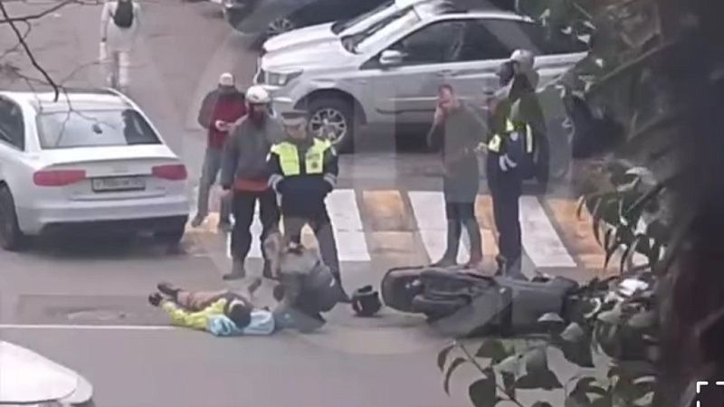 Легковушка нарушила ПДД и сбила скутериста в Сочи