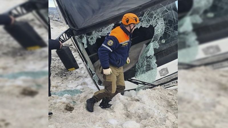 Спасатели достали пассажиров из автобуса после ДТП под Новороссийском