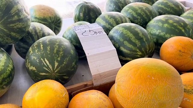 Пора фруктов и овощей продолжается: рассказываем о ценах на Сенном рынке в августе
