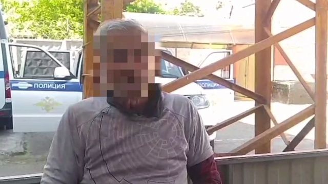 Осквернивший мемориал забрал гвоздики и хотел подарить их женщинам в Армавире