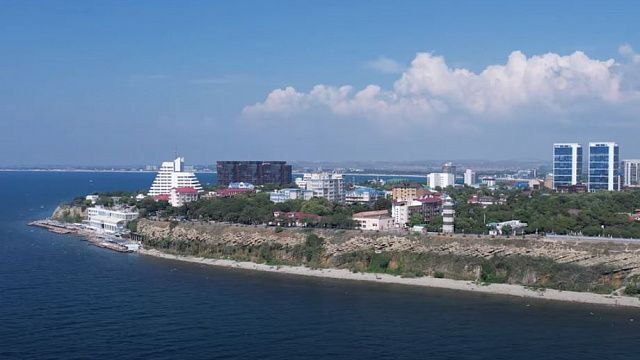 Всего в летний сезон 2022 года в Краснодарском крае будут работать 10,7 тысяч средств размещения, 537 благоустроенных пляжей. Фото: телеканал "Краснодар"