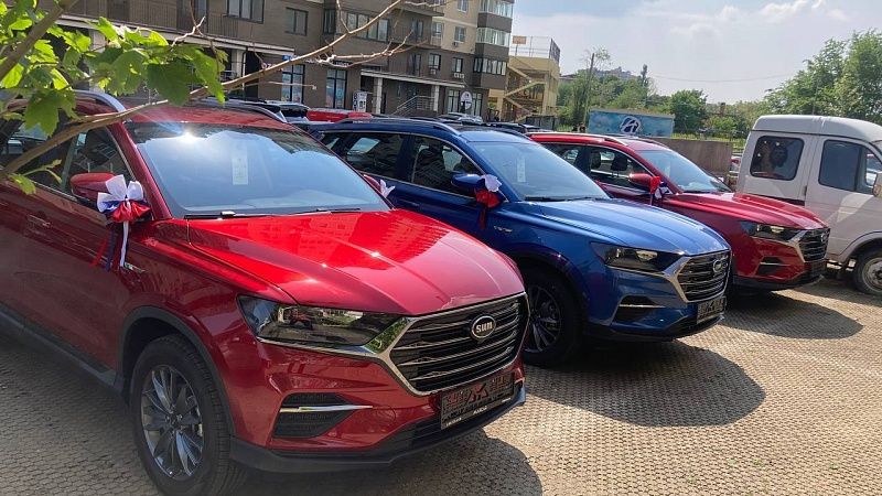 Три автомобиля с ручным управлением передали ветеранам СВО в Краснодаре