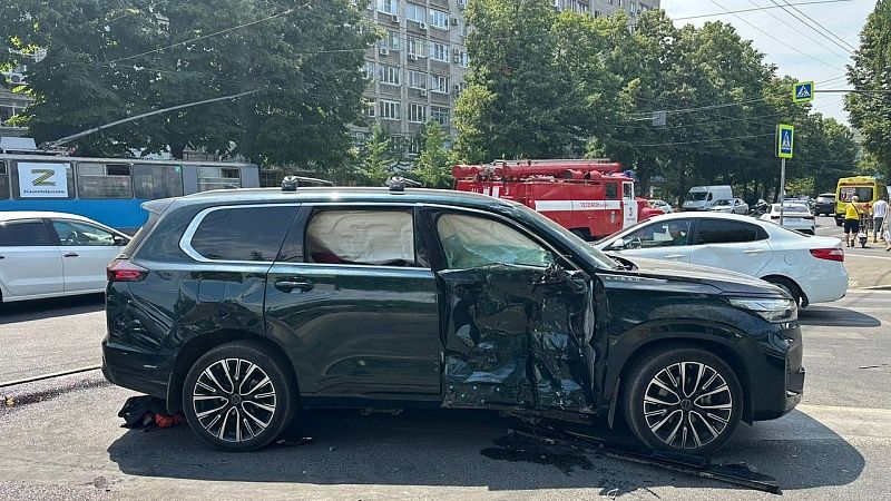 После ДТП с мотоциклом в Краснодаре два человека попали в больницу