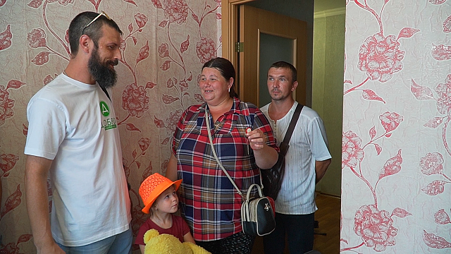 Краснодарские волонтёры помогли жителям ЛНР. Фото: телеканал «Краснодар»