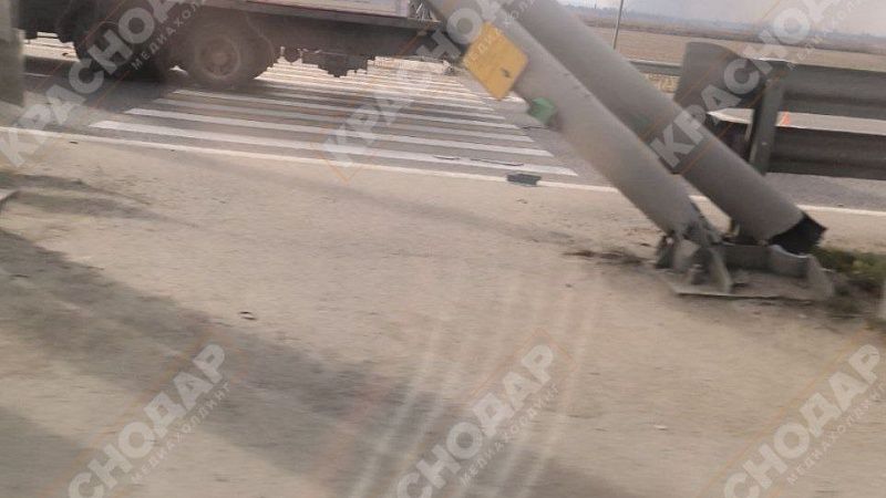 Грузовик снес опору со светофорами на трассе под Краснодаром