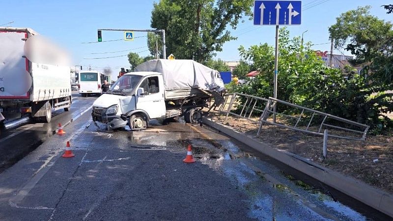 В ДТП на выезде из Краснодара столкнулись 2 легковушки и «Газель»