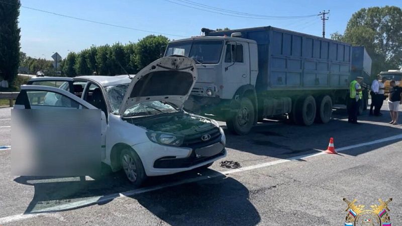 Водитель легкового автомобиля погиб при столкновении с грузовиком на Кубани