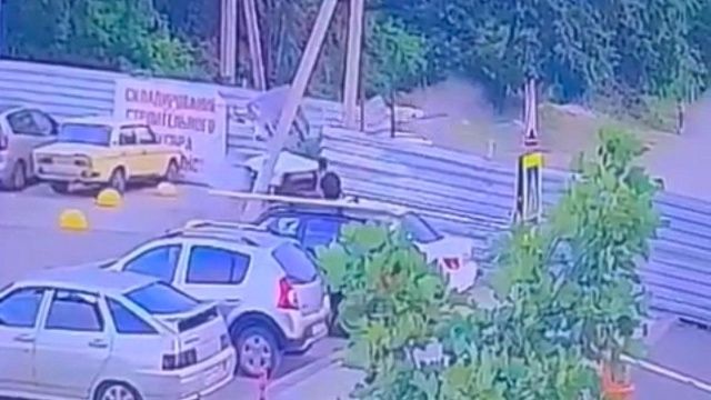 Появилось видео столкновения Cadillac с самокатчиком и забором в Краснодаре