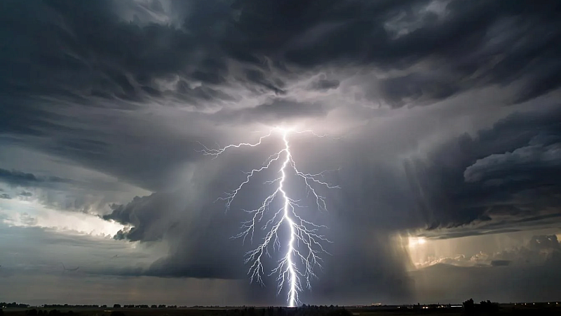 На видео сняли огромную черную тучу над Москва-Сити