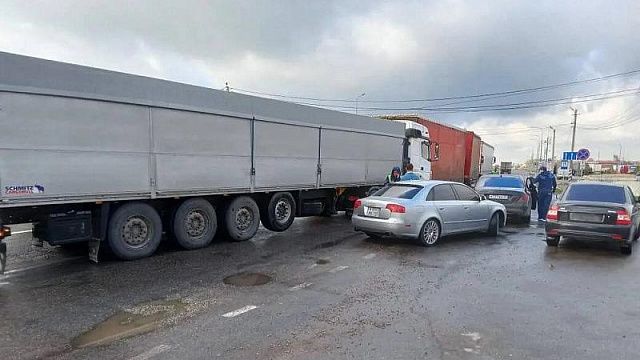 В Краснодарском крае работают 10 постов ДПС, где разъясняют правила проезда грузовиков в Крым 