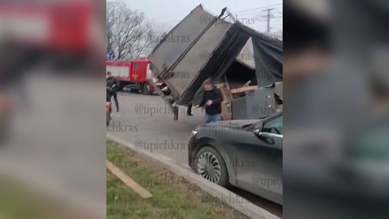 Большегруз протаранил трал с трактором на улице Тихорецкой в Краснодаре