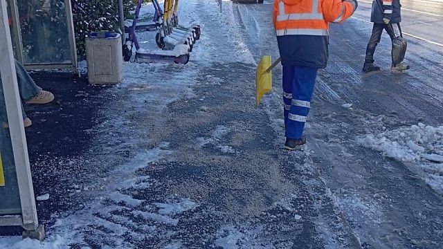 Около 1000 тонн песко-соляной смеси использовали на трассах Краснодарского края