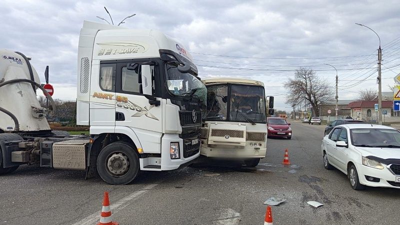 Большегруз и автобус столкнулись в Белореченском районе 