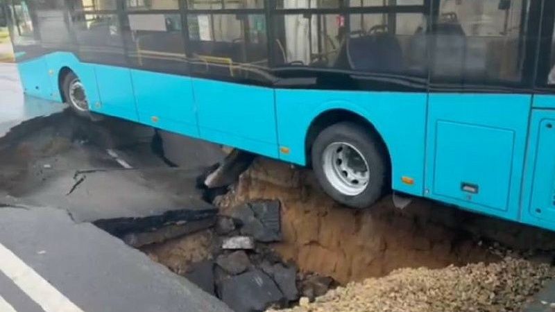 Асфальт провалился под троллейбусом в Казани