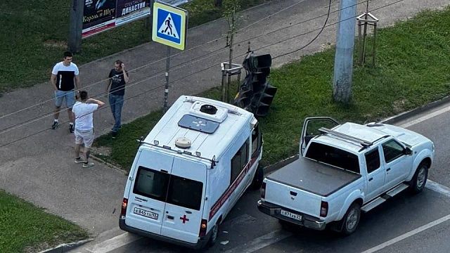 Иномарка врезалась в скорую в Краснодаре
