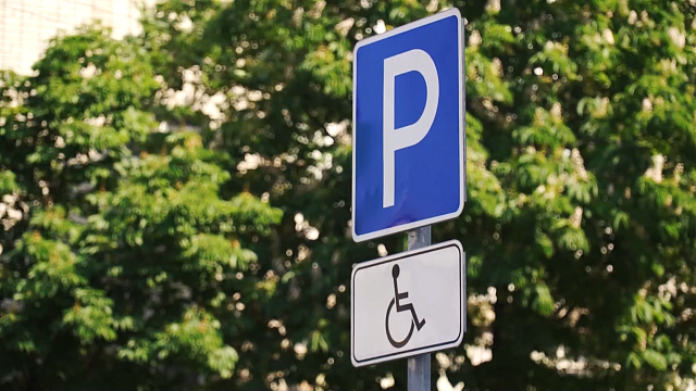 Краснодарские журналисты и инвалиды проверили наличие мест на парковках для маломобильных граждан. Фото: телеканал «Краснодар»
